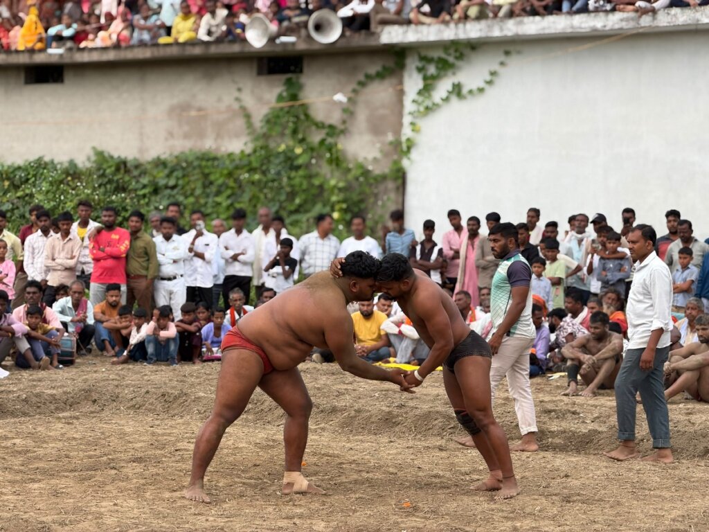 बांदा दंगल में मुकाबला करते पहलवान