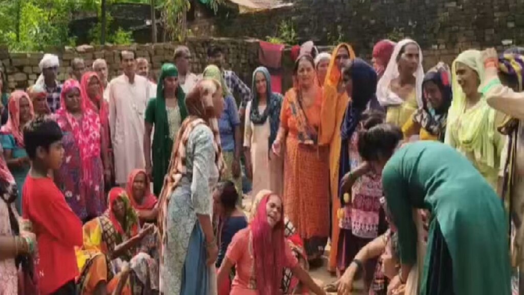 बिजनौर में पति और पत्नी की हत्या के बाद रोते-बिलखते परिजन
