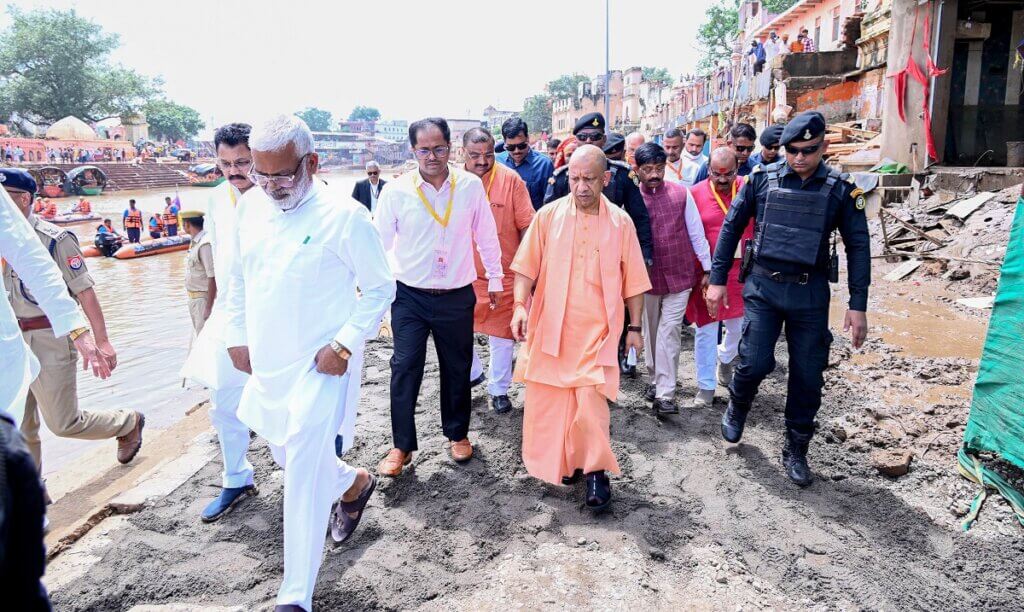 चित्रकूट बाढ़ का स्थलीय दौरा करते सीएम योगी