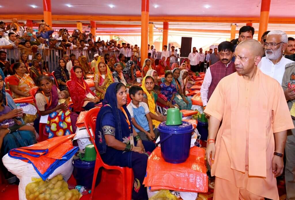 चित्रकूट में बाढ़ पीड़ितों से मिलते सीएम योगी