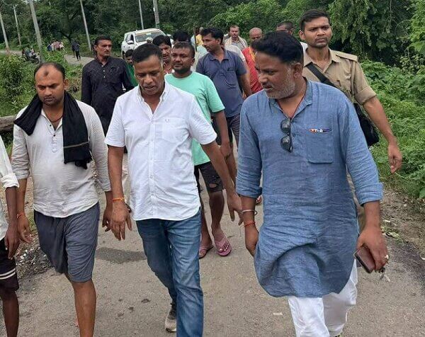 बांदा: तिंदवारी पूर्व विधायक दलजीत सिंह ने किया बाढ़ प्रभावित क्षेत्र का दौरा
