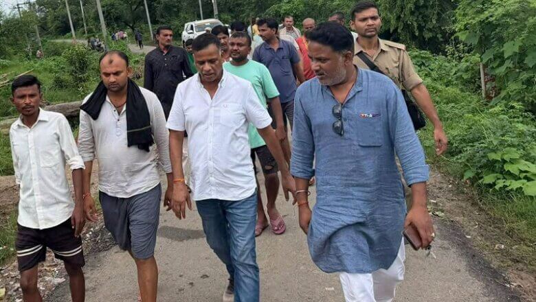 बांदा: तिंदवारी पूर्व विधायक दलजीत सिंह ने किया बाढ़ प्रभावित क्षेत्र का दौरा