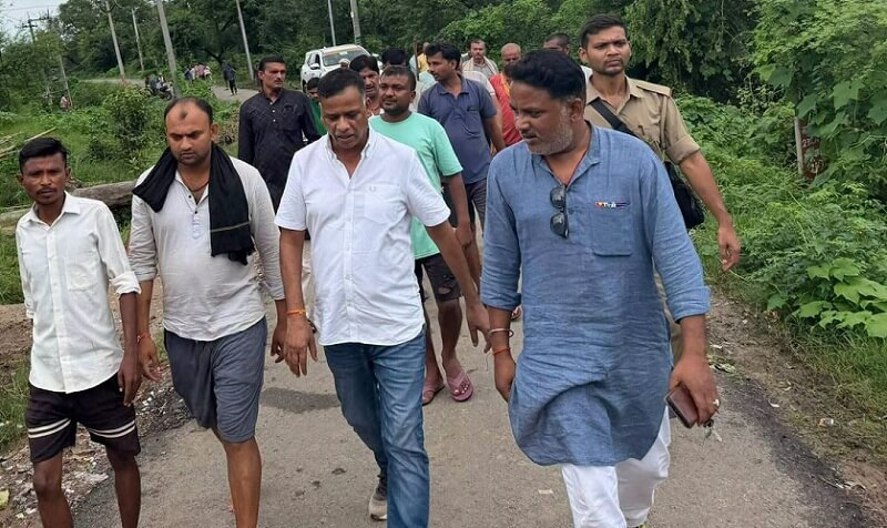 बांदा तिंदवारी पूर्व विधायक दलजीत सिंह बाढ़ जैसे हालात  वाले गांव में 