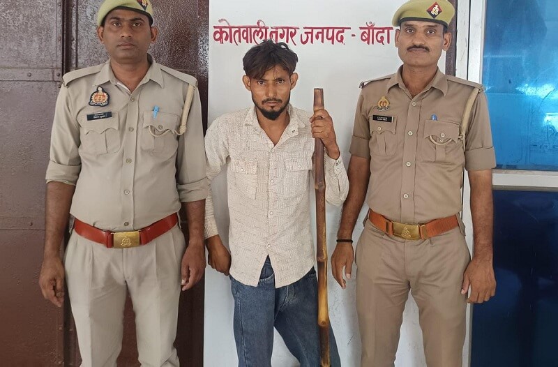 पुलिस की हिरासत में बांदा डीएम की फर्जी फेसबुक आईडी बनाने वाला अभियुक्त