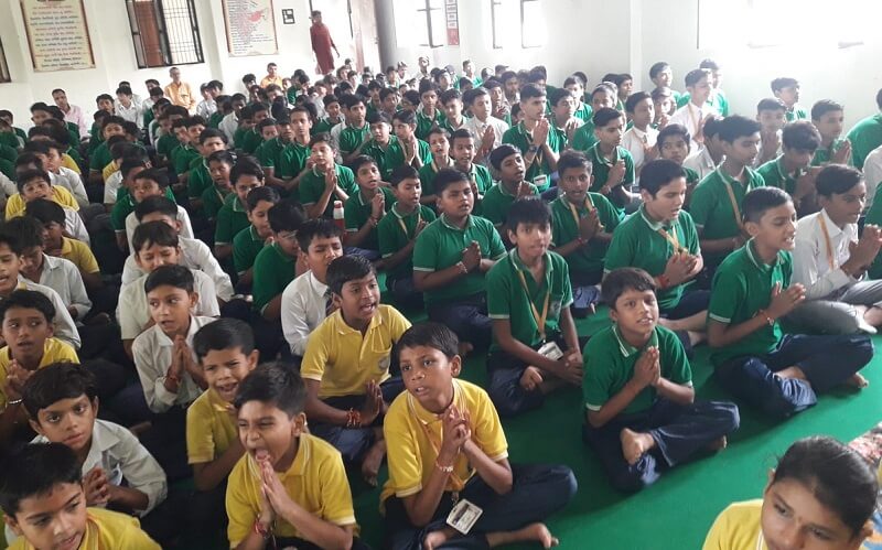 बांदा सरस्वती स्कूल में जन्माष्टमी कार्यक्रम में स्कूली बच्चे