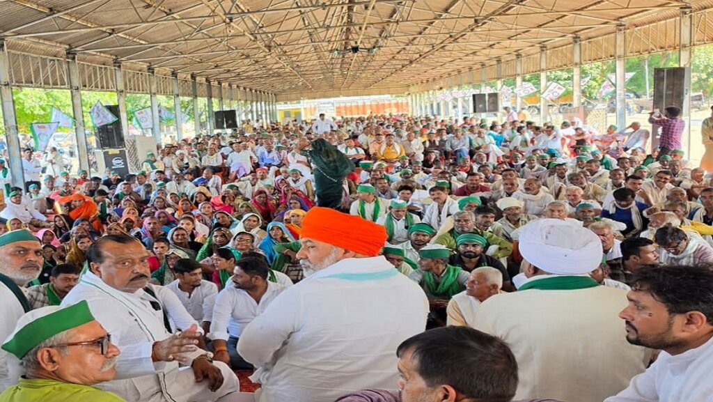 बांदा किसान पंचायत में किसानों की भीड़ और राकेश टिकैत