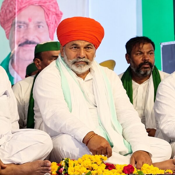 जालौन: राकेश टिकैत बोले-“किसानों की आय नहीं कर्ज बढ़ा”