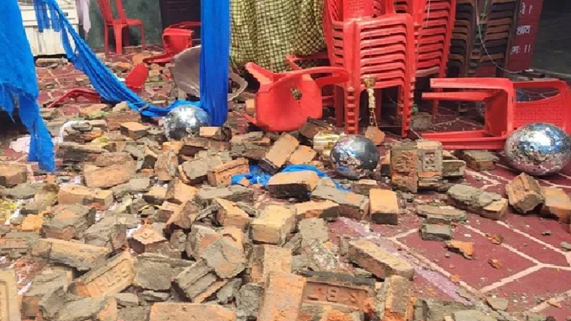 सीतापुरा में छज्जा गिरने के बाद बिखरा मलवा 