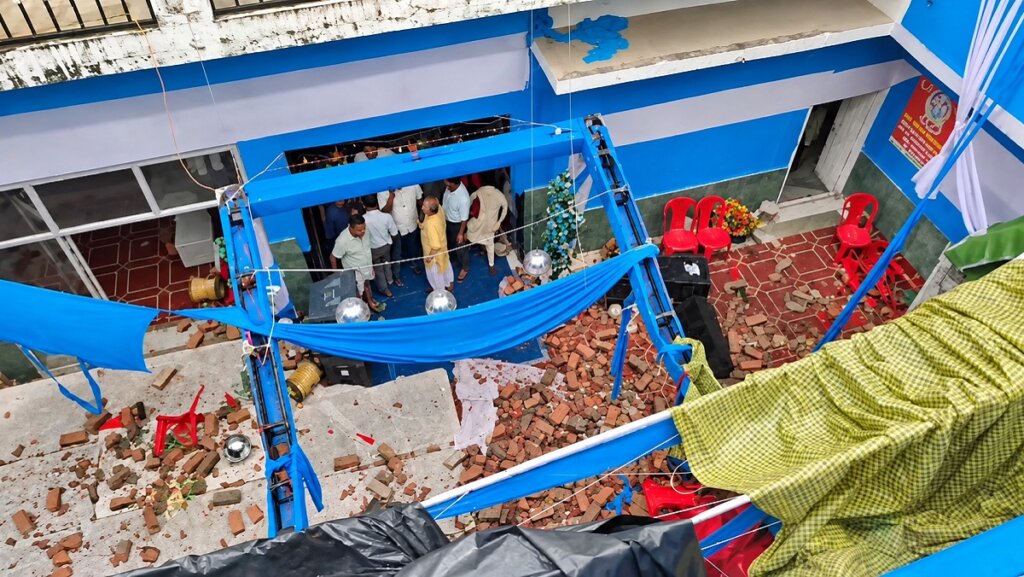 सीतापुरा में गणेश महोत्सव में छज्जा गिरने के बाद बिखरा मलवा