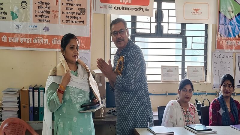 बांदा डीआईसी में शिक्षक दिवस कार्यक्रम में शिक्षिका को सम्मानित करते अतिथि