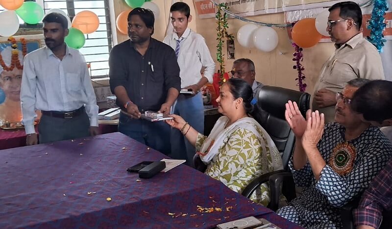 बांदा डीआईसी में शिक्षक दिवस कार्यक्रम में शिक्षिका को सम्मानित करते अतिथि