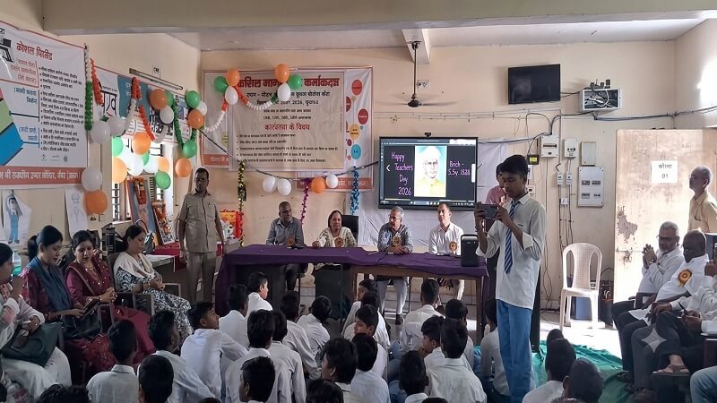 बांदा डीआईसी में शिक्षक दिवस कार्यक्रम में टीचर्स व अतिथि।