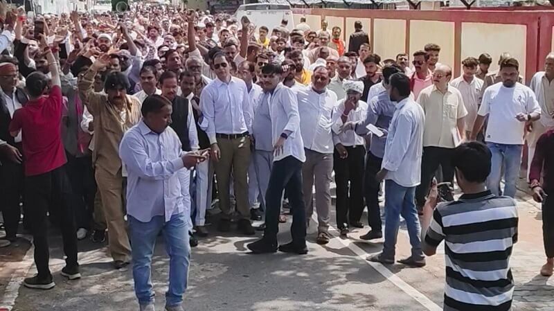 बांदा में यूजीसी बिल के खिलाफ प्रदर्शन करते लोग