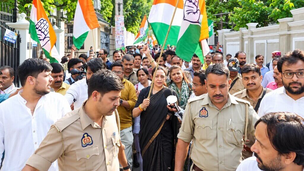 लखनऊ में प्रदर्शन करतीं कांग्रेस प्रदेश अध्यक्ष आराधना मिश्रा व कांग्रेसी
