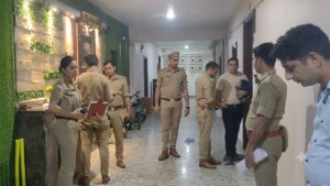 लखनऊ में बेटे ने की मां की हत्या, जांच करती पुलिस