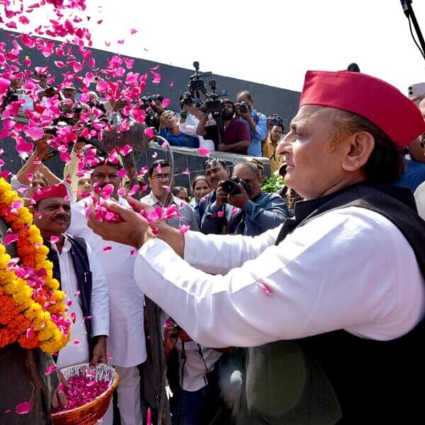 यूपी: अखिलेश यादव ने जेपी को दी श्रद्धांजलि-गिरफ्तार छात्रों की रिहाई की मांग