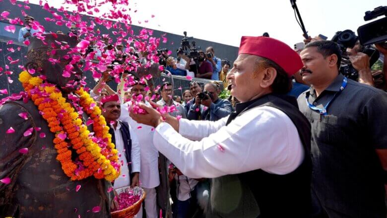 यूपी: अखिलेश यादव ने जेपी को दी श्रद्धांजलि-गिरफ्तार छात्रों की रिहाई की मांग