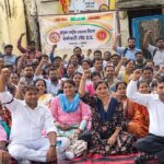 बांदा में संविदा कर्मियों का कार्य बहिष्कार, मांगों को लेकर धरना