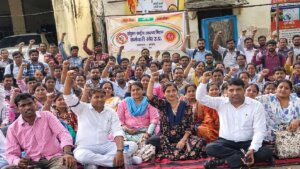 बांदा सीएमओ कार्यालय में धरना देते संविदा कर्मी