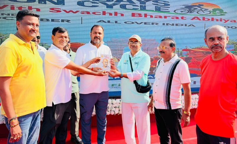 साइकिल रैली शुभारंभ के दौरान बांदा MLA प्रकाश द्विवेदी व अन्य