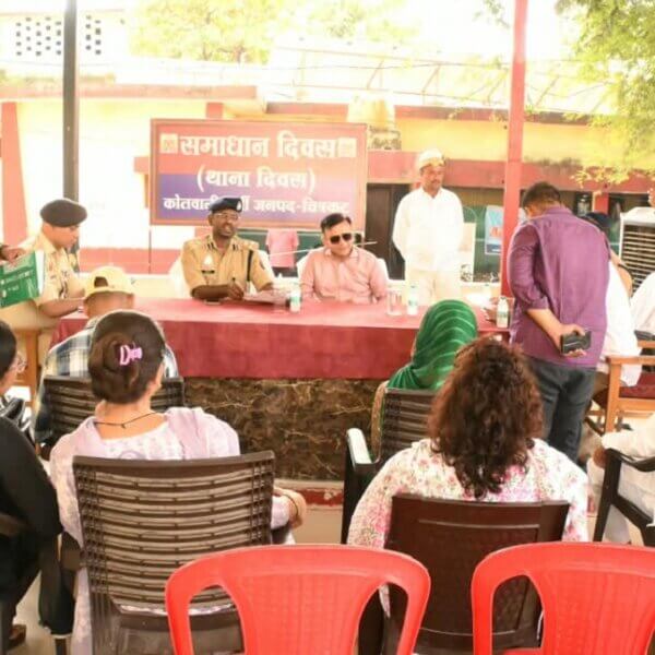 चित्रकूट-बांदा: थाने पहुंचे DIG और कमिश्नर, दिए ये सख्त निर्देश..
