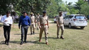 मतदेय स्थलों का निरीक्षण करते बांदा DM अमित आसेरी और Banda SP पलाश बंसल