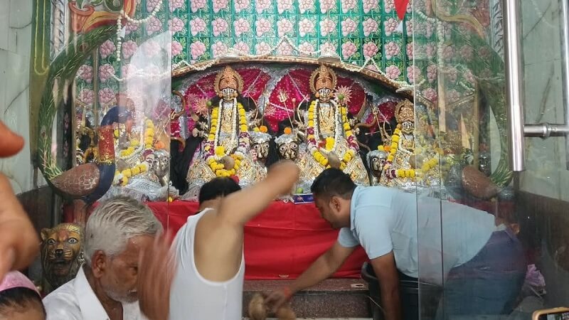 बांदा के सिंह वाहिनी मंदिर में देवी प्रतिमाओं का पूजन करते श्रद्धालु