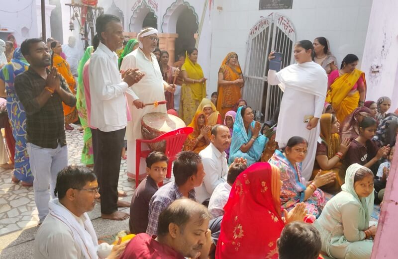 बांदा में श्री सिंह वाहिनी मंदिर में महानवमी मनाते श्रद्धालु