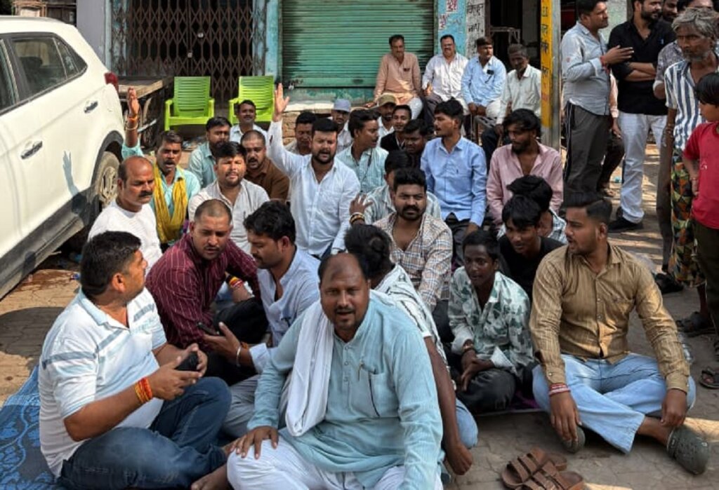 बांदा में कोतवाली के बाहर धरने पर बैठे मंत्री रामकेश निषाद व भाजपा कार्यकर्ता