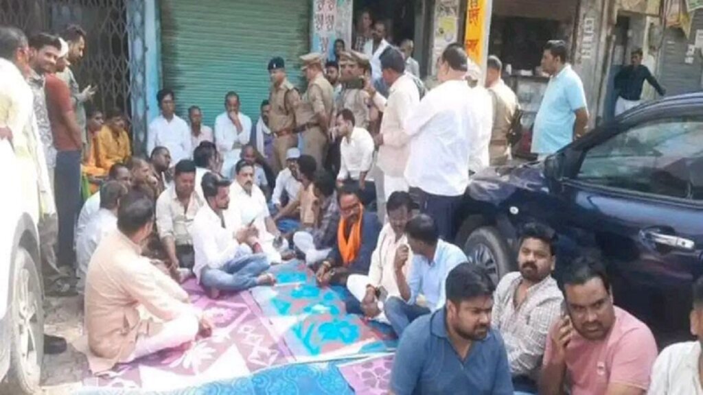 बांदा में कोतवाली के बाहर धरने पर बैठे मंत्री रामकेश निषाद व समर्थक