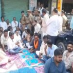 बांदा: मंत्री रामकेश निषाद का दरोगा के खिलाफ धरना-चौकी इंचार्ज लाइन हाजिर