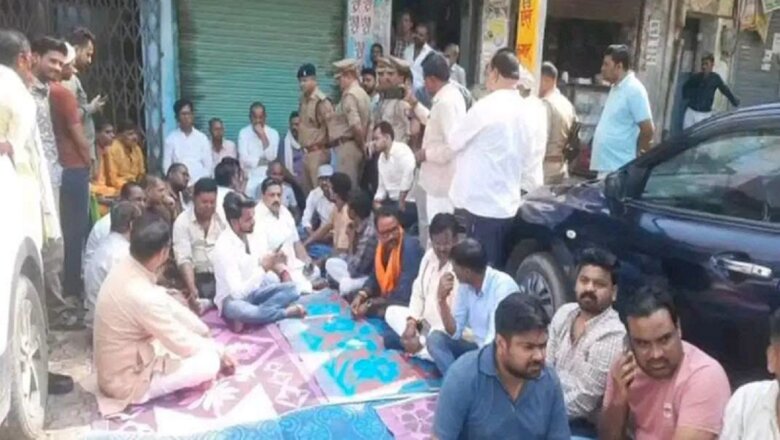 बांदा: मंत्री रामकेश निषाद का दरोगा के खिलाफ धरना-चौकी इंचार्ज लाइन हाजिर