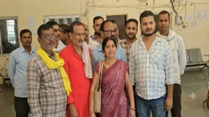 बांदा में ज्ञापन देते समितियों के कर्मचारी।