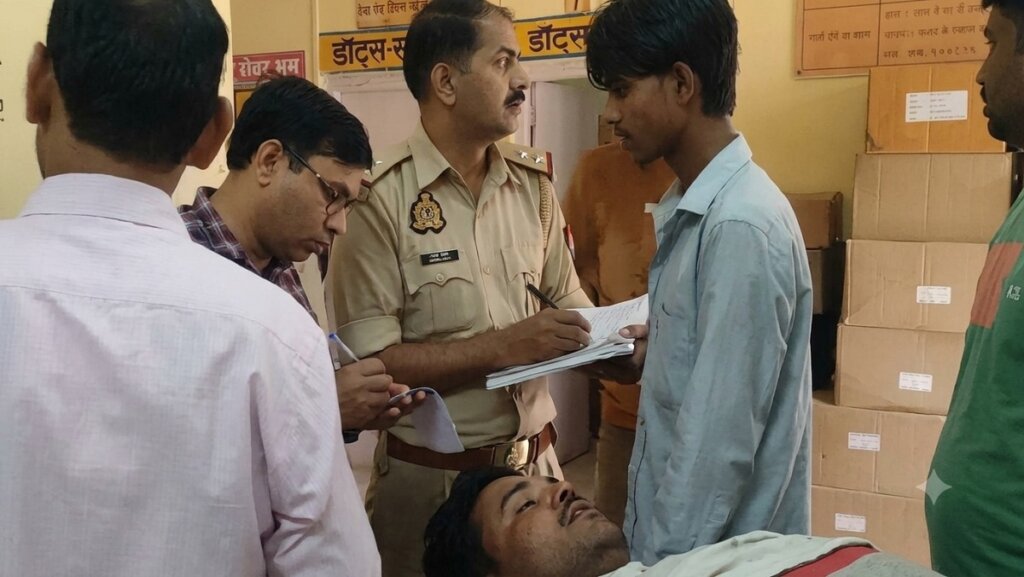 पैलानी हादसे में घायल का इलाज करते डाॅक्टर और जानकारी लेती पुलिस