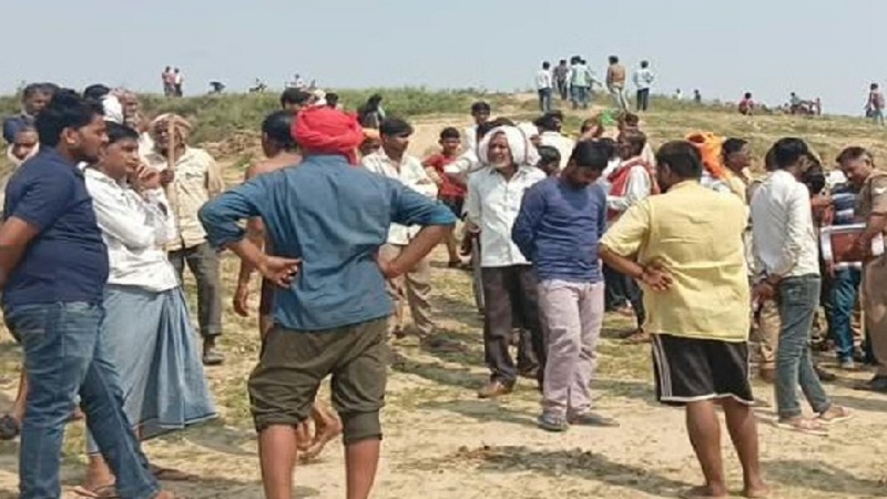 घटना की जानकारी पर यमुना किनारे जुटी ग्रामीणों की भीड़
