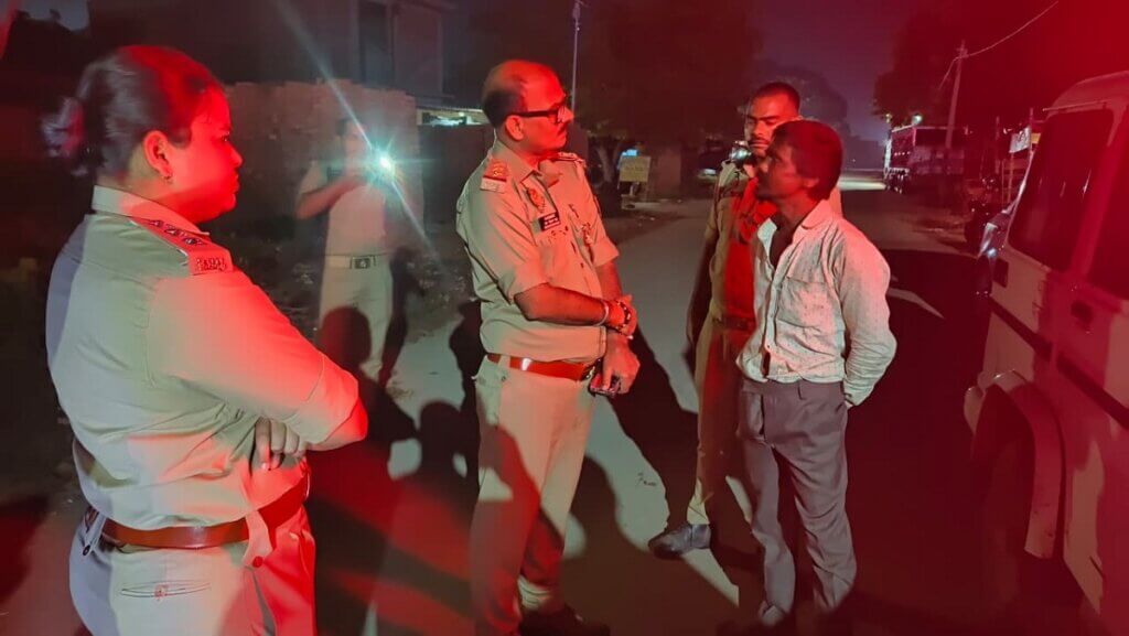 बांदा के पैलानी में हत्या के बाद मौके पर पुलिस और ग्रामीण