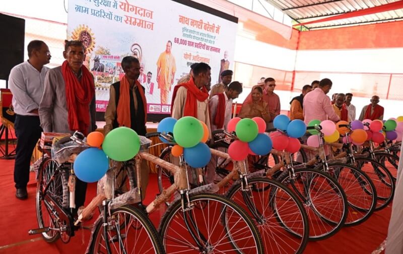 बांदा में नई साइकिलों के साथ अधिकारी