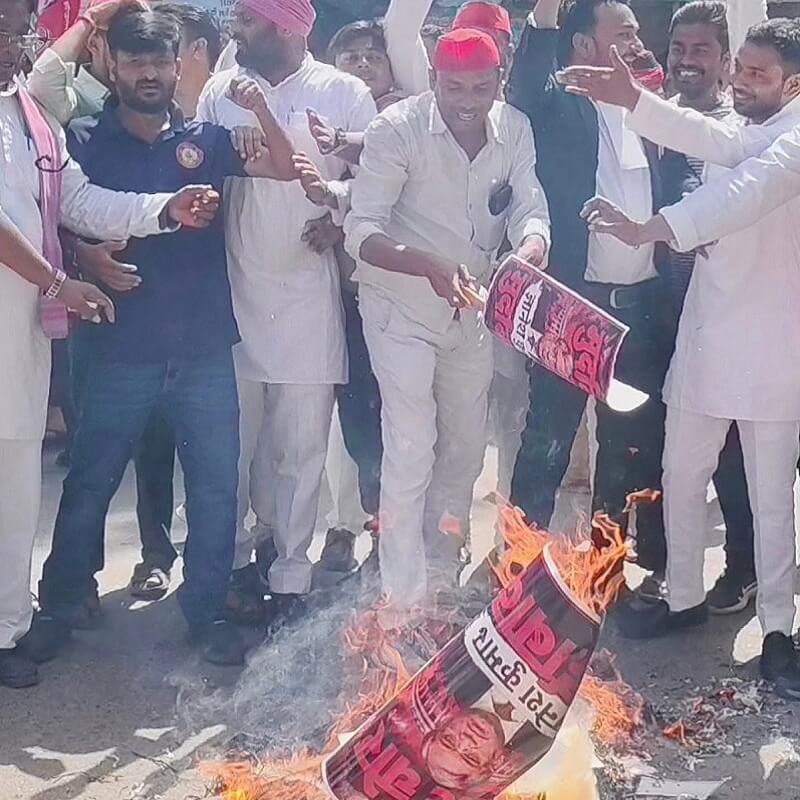 बांदा में ज्ञानेश कुमार के विरोध में पुतला फूंकते सपा कार्यकर्ता