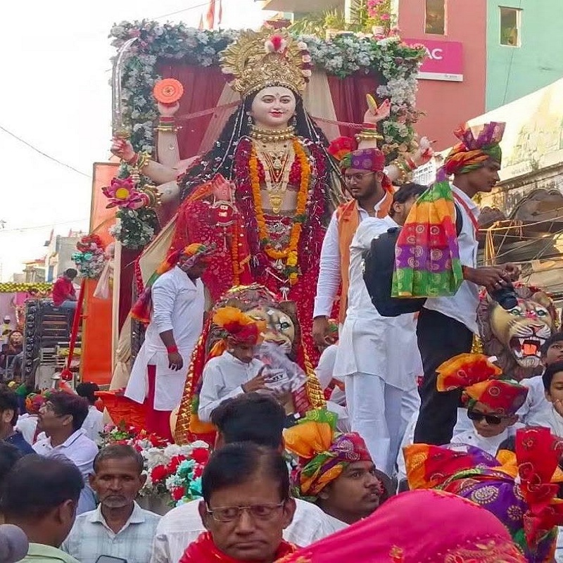 बांदा में जुलूस निकालते श्रद्धालु