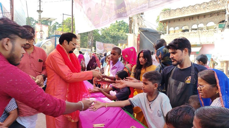 बांदा में प्रसाद वितरण करते श्रद्धालु