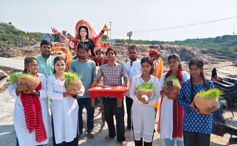 बांदा में जुलूस निकालते श्रद्धालु व हेलीकाॅप्टर से पुष्प वर्षा