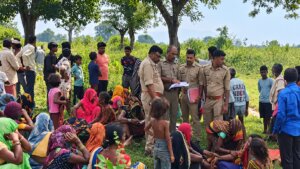 चित्रकूट में 3 युवकों की मौत के बाद परिजन व ग्रामीणों की भीड़ और पुलिस