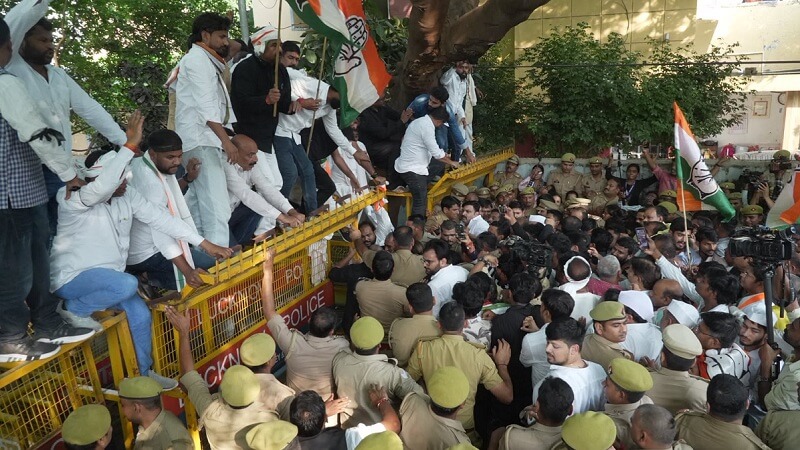 लखनऊ में कांग्रेसियों को बैरिकेडिंग लगाकर रोकते कांग्रेसी।