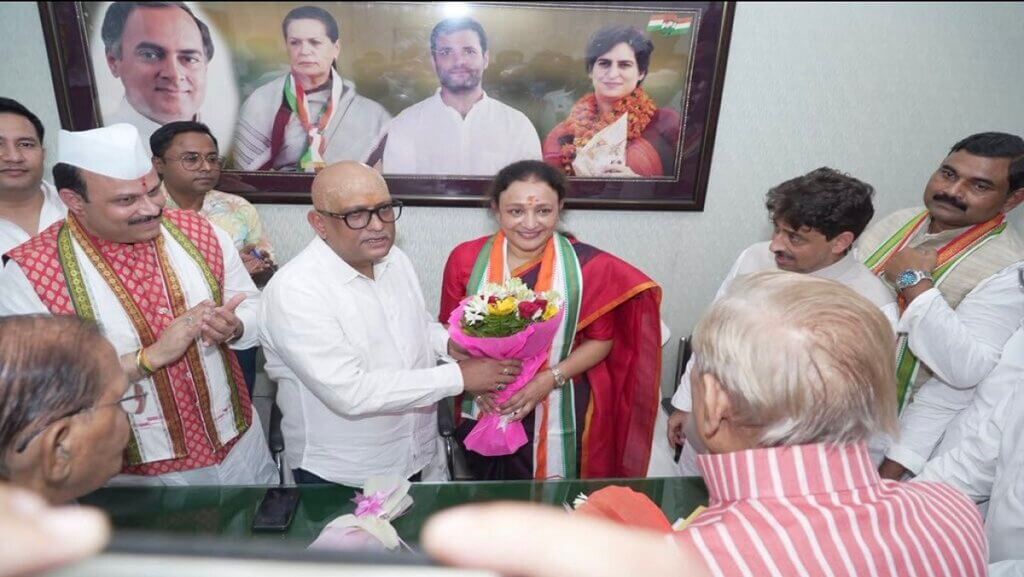 कार्यभार संभालती यूपी कांग्रेस चीफ आराधना मिश्रा मोना