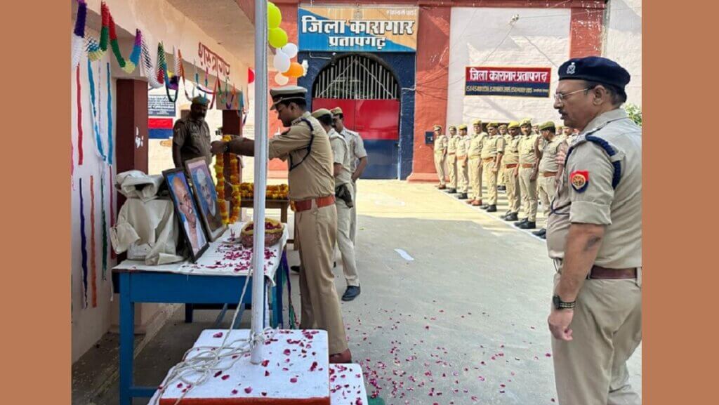 प्रतापगढ़ जेल अधीक्षक ऋषभ द्विवेदी पुष्प चढ़ाते हुए