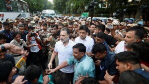 दिल्ली जंतर-मंतर पर प्रदर्शन करते राहुल गाधी व भारी भीड़ और पुलिस फोर्स