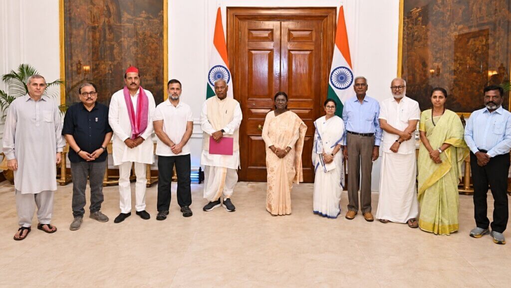 राष्ट्रपति द्रौपदी मुर्मू से मिलते राहुल गांधी व विपक्ष के नेता