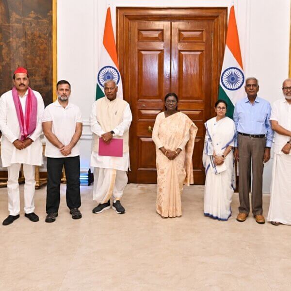 राहुल गांधी ने राष्ट्रपति द्रौपदी मुर्मू को बोला थैंक्यू, इंडिया गठबंधन के 10 नेताओं ने की मुलाकात