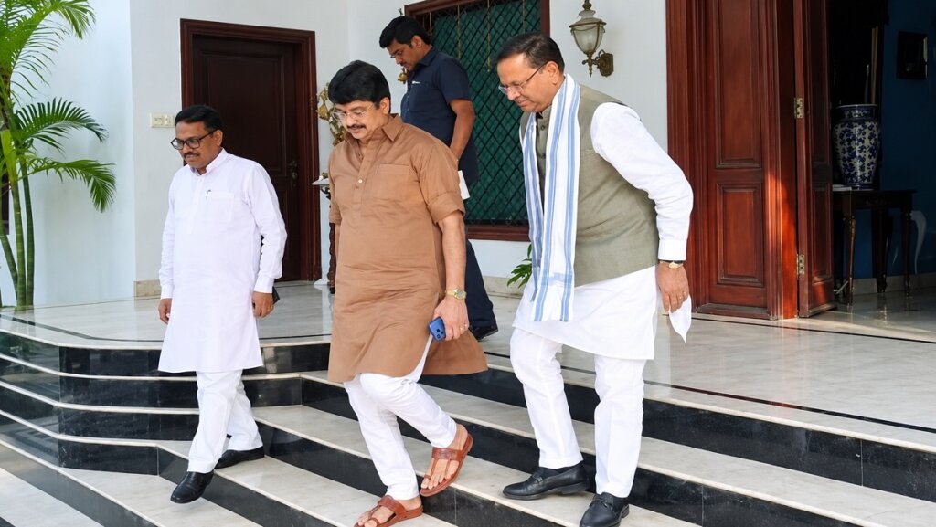 मुलाकात के दौरान राजा भैया और BJP प्रदेश अध्यक्ष पंकज चौधरी