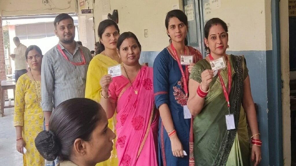 यूपी MLC चुनाव में मतदान के लिए लाइन में खड़ीं महिला वोटर